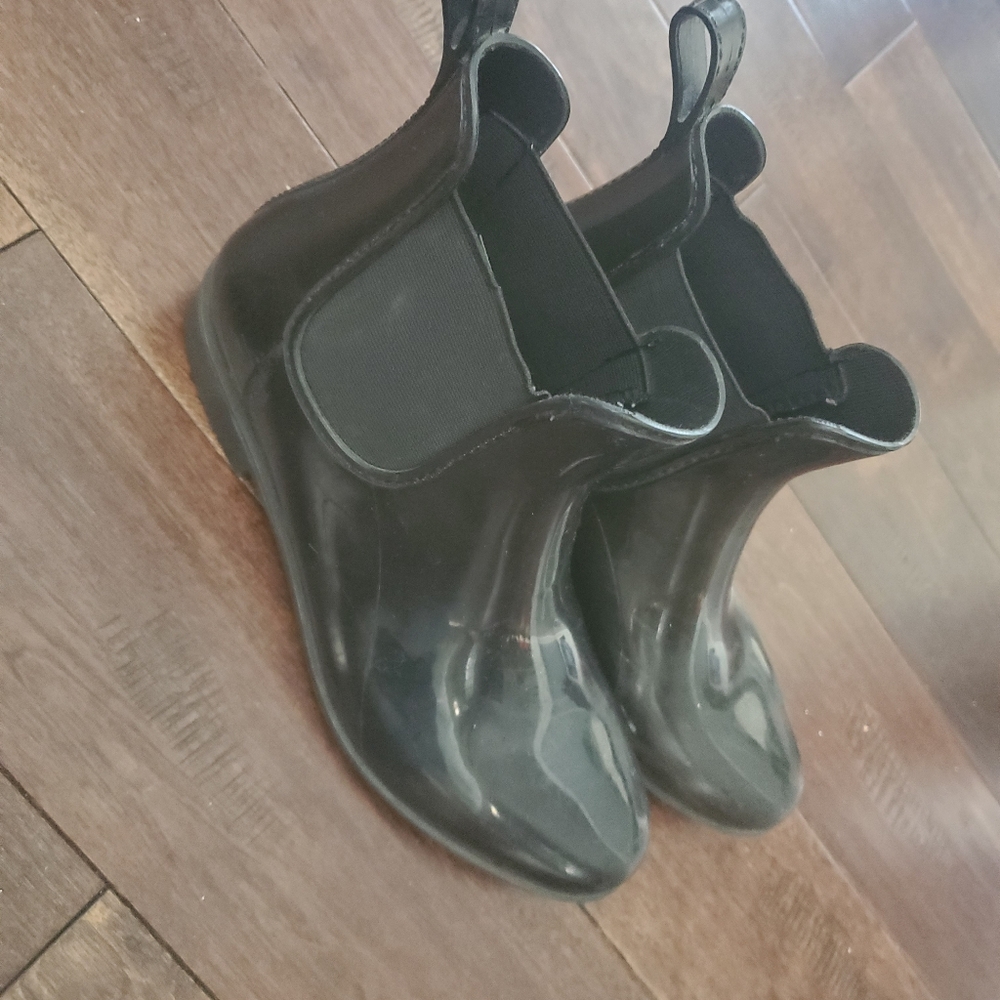 Short black rain boots women's size 10